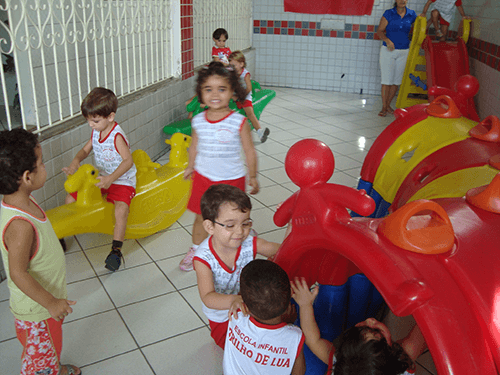 Crianças estudando na sala de aula