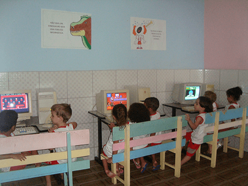 Crianças estudando na sala de aula