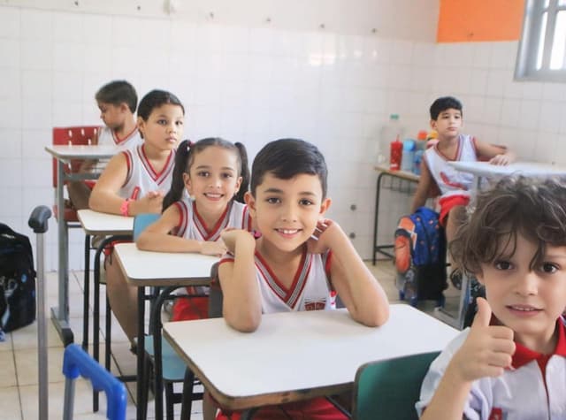 Alunos estudando no ensino fundamental